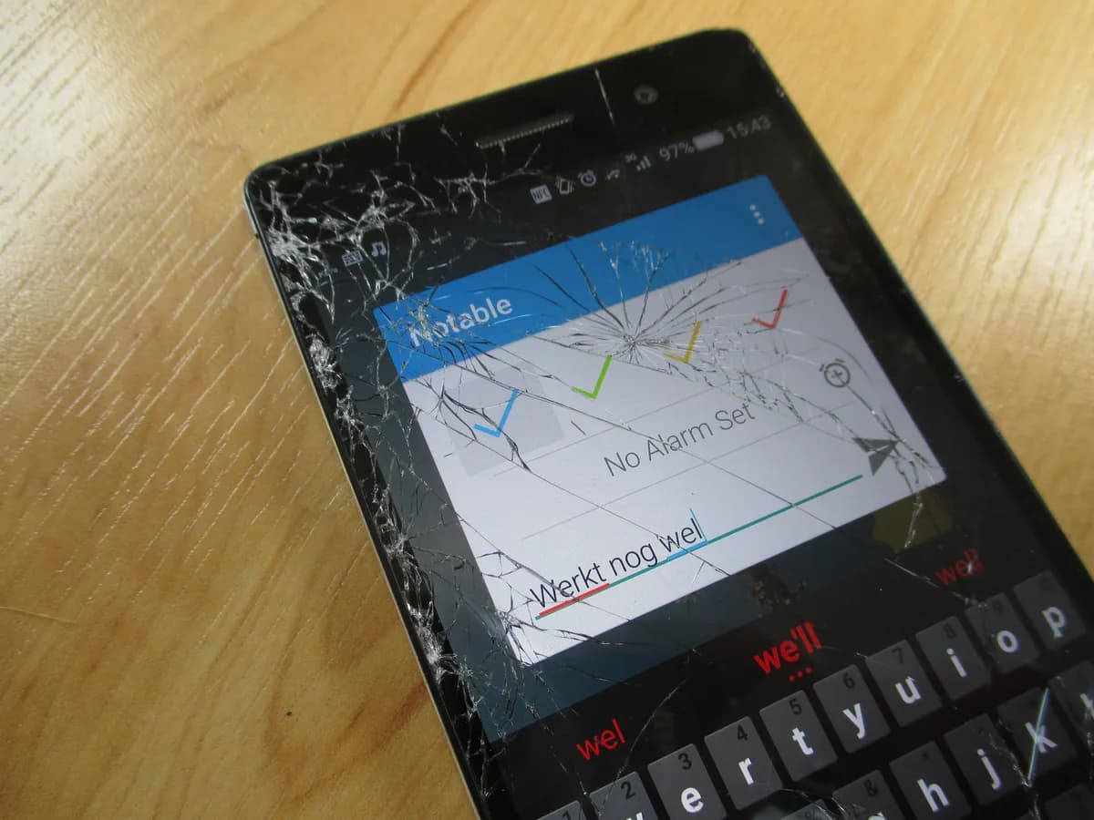 Repedt üvegű telefon, amelynek kijelzője még mutatja a képet